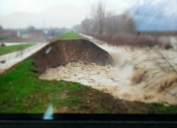 Emergenza nel Modenese: il fiume secchia rompe gli argini! Le immagini