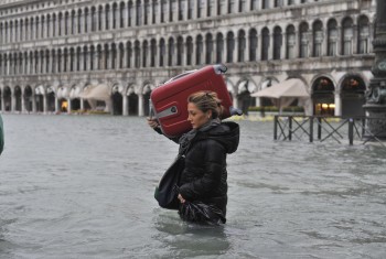 Tempesta di scirocco in vista: mareggiate e acqua alta a Venezia.