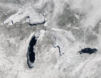 I grandi laghi del Nord America quasi completamente ghiacciati.