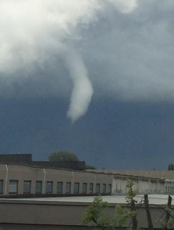 Supercelle tornadiche tra Modena e Bologna. Al momento riportati danni solo ad edifici.