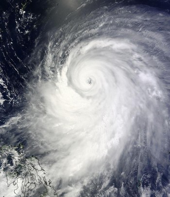 Neoguri colpisce l’isola di Okinawa in Giappone, la terraferma si prepara all’impatto