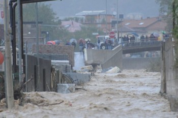 Intense precipitazioni in Alta Toscana, esonda il torrente Carrione