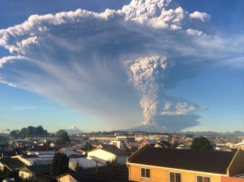 Vulcano in Cile erutta dopo 42 anni di quiescenza, migliaia di evacuati [IMMAGINI]