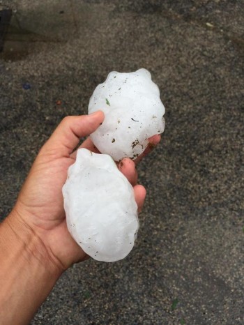 Maltempo a Napoli : Forte temporale con grandine record colpisce la città