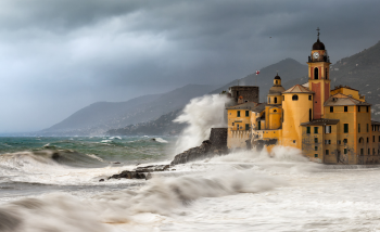 Vento forte su tutti i mari, mareggiate intense sulle coste