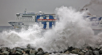 Mareggiata a Genova, onde fino a 5 metri, chiuse le scogliere [FOTO]