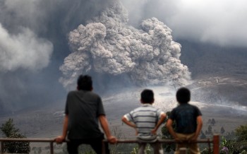 Erutta il Vulcano Sinabung a Sumatra [FOTO]