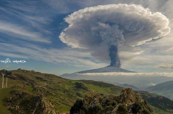 L’Etna dà ancora spettacolo con una nuova eruzione [IMMAGINI]