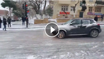 Gelo in Azerbaijan: le strade diventano piste di ghiaccio [VIDEO]