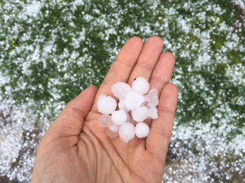 Grandine sulle regioni centrali, neve sulla catena alpina [IMMAGINI]