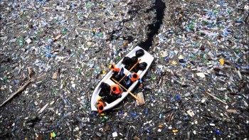 Un mare di plastica..ecco come avveleniamo l’ambiente e noi stessi!