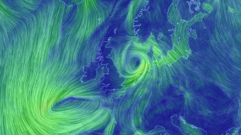 La tempesta “Nannette” imperversa sul mare del Nord, raffiche da uragano in Olanda