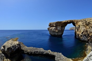 Mareggiata distrugge la “finestra azzurra”, l’arco naturale simbolo di Malta