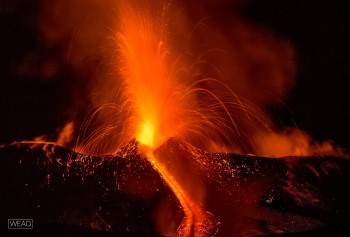 L’Etna da spettacolo: eruzione in notturna e si scia “in compagnia del Magma”