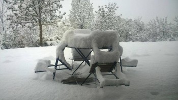 Maggio inizia col botto: neve fino a 700 metri sulle Alpi occidentali [IMMAGINI]