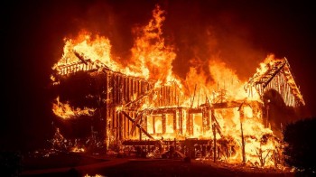 Inferno di fuoco in California, oltre 40 vittime e 40.000 ettari in fumo [IMMAGINI]