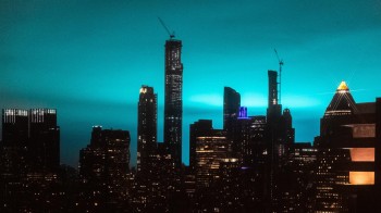 New York: intenso bagliore azzurro nel cielo notturno