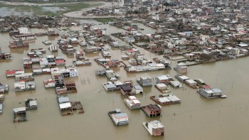 Inondazioni devastanti in Iran, 77 morti e oltre 200.000 sfollati