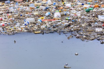 Crescono le isole di plastica, scoperta una nel Mar Tirreno