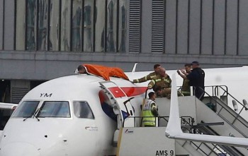 Clima: un uomo si incolla ad un aereo in segno di protesta