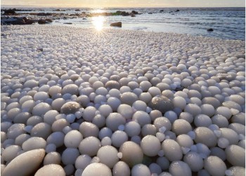 Migliaia di “uova” di ghiaccio hanno ricoperto una spiaggia della Finlandia