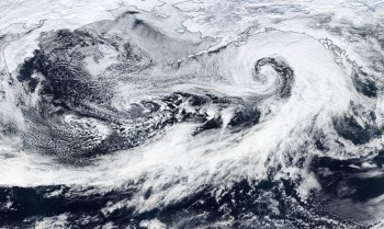 Impressionante ciclone sul Golfo dell’Alaska: venti estremi e bufere di neve sule coste