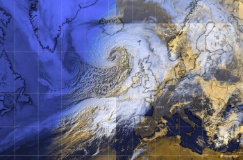 La tempesta Dennis è da record: la pressione del ciclone potrebbe scendere al di sotto di 920 hPa