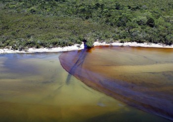 Ricompare il petrolio sulle spiagge in Brasile, viene dal disastro dell’anno scorso