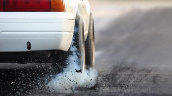 Ecco come le auto rilasciano tonnellate di microplastiche negli oceani