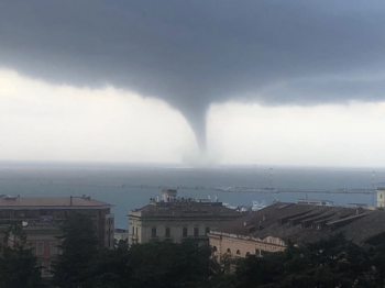 Tromba marina si abbatte su Salerno: ingenti danni e tanta paura