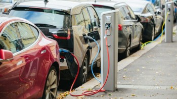 Il paradosso delle auto elettriche: ecco perché la Co2 aumenterebbe di 6 volte entro il 2030