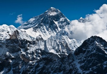 Neanche il Monte Everest sfugge alle microplastiche