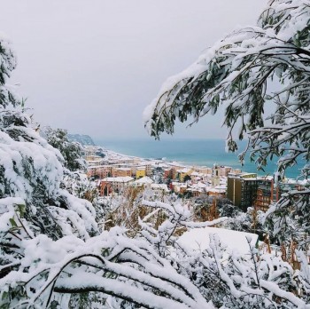 Neve fin sulla spiaggia in Liguria: l’incantevole spettacolo tra mare e montagna [Foto]