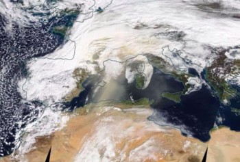 La sabbia sahariana raggiunge l’Europa: neve rossa sulle Alpi