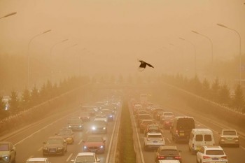 Tempesta di sabbia record soffoca Pechino, inquinamento alle stelle