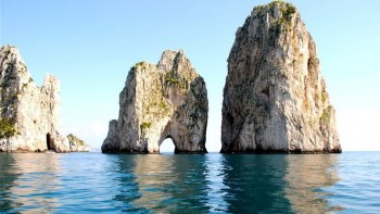 Faraglioni di Capri: la pesca illegale di datteri di mare ha distrutto quasi la metà degli ecosistemi