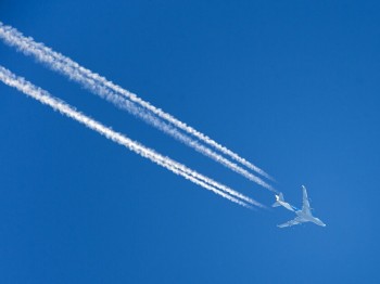 Ecco perché le scie degli aerei dovrebbero preoccuparci