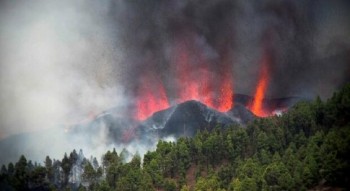 Canarie: dopo l’ondata di terremoti, erutta a sorpresa il vulcano Cumbre Vieja