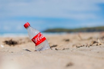 Plastica e crisi climatica: quali sono le multinazionali che inquinano di più