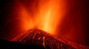 Il vulcano Cumbre Vieja continua a eruttare