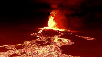 Canarie: la lava cola nell’oceano creando nubi tossiche