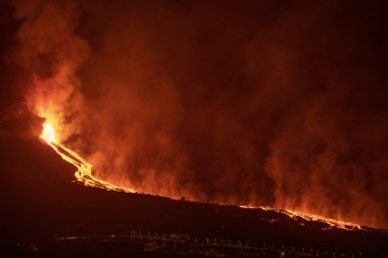 Eruzione alle isole Canarie, uno “tsunami di lava”