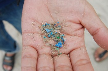 Le microplastiche sono nell’aria che respiriamo e influenzano anche il clima