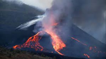 Altro disastro nelle Canarie: crolla il cratere del Cumbre Vieja