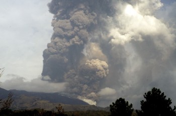 L’Etna erutta nuovamente