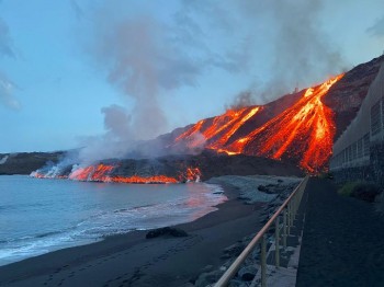 Cumbre Vieja: nuovo contatto tra lava e oceano.