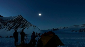 Antartide completamente al buio per una rara eclissi solare totale