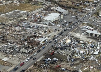 Immagini scioccanti negli USA! Sono 83 le persone morte a causa dei tornado