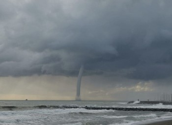 Maltempo in Italia: è stato avvistato un tornado lungo la costa laziale