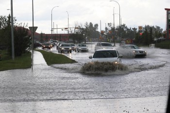 Intenso maltempo in California: alluvioni e bufere di neve spaventano la popolazione